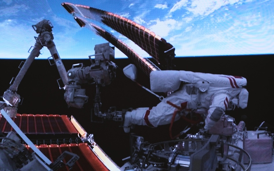 Phi hành đoàn Thần Châu-18 hoàn thành chuyến đi bộ ngoài không gian đầu tiên